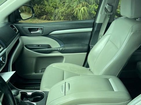 Used 2014 Toyota Highlander XLE image 9