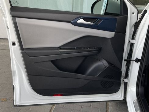 Used 2022 Volkswagen Taos SE image 9