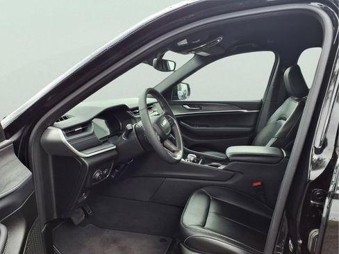 Used 2024 Jeep Grand Cherokee Limited AWD/4WD image 19