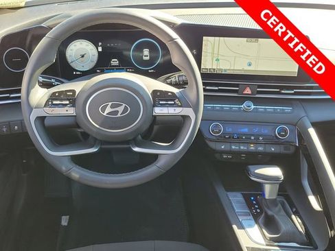 Used 2025 Hyundai Elantra SEL image 4