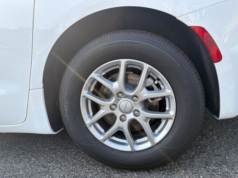 New 2027 Chrysler Pacifica Select FWD image 10