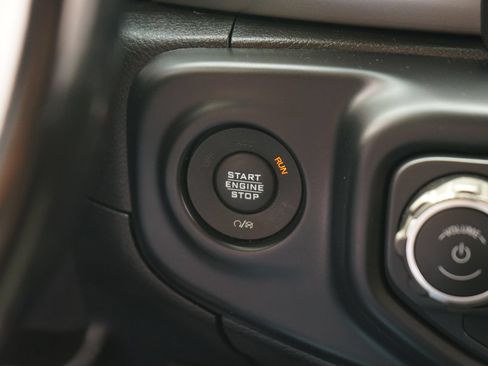 Used 2020 Jeep Gladiator Sport w/ Technology Group AWD/4WD image 18