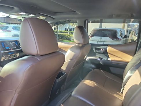 Used 2017 Toyota Tacoma Limited w/ Tow Package RWD image 11