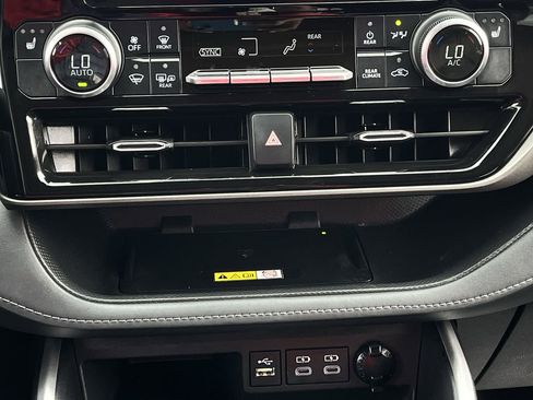 Used 2023 Toyota Highlander XLE image 18