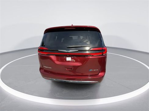 Used 2021 Chrysler Pacifica Touring-L image 7