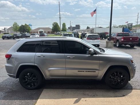 Used 2019 Jeep Grand Cherokee Altitude AWD/4WD image 6