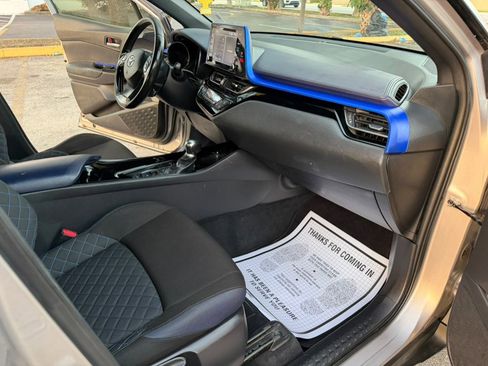 Used 2020 Toyota C-HR XLE FWD image 17