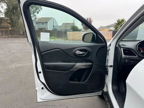 Used 2021 Jeep Cherokee Latitude Lux w/ Sun & Sound Group image 12