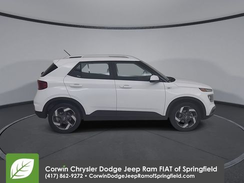 Used 2025 Hyundai Venue SEL FWD image 17