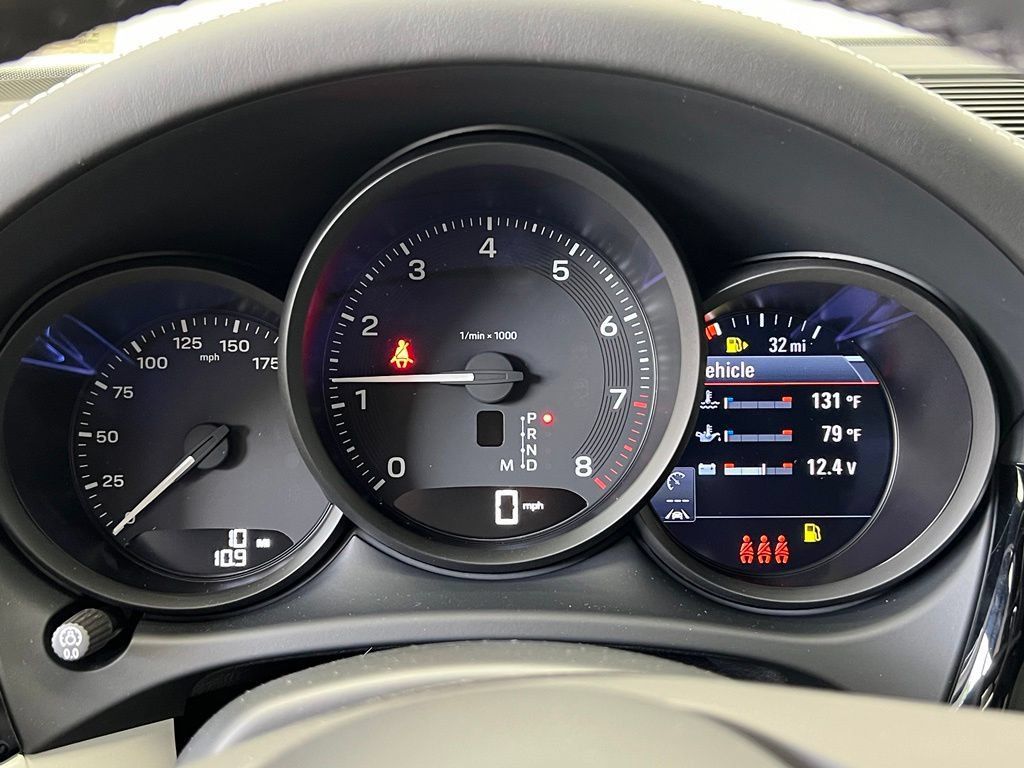 Used 2026 Porsche Macan AWD/4WD image 10