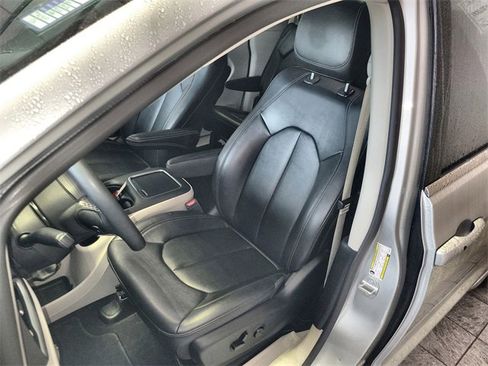 Used 2024 Chrysler Pacifica Touring-L image 11