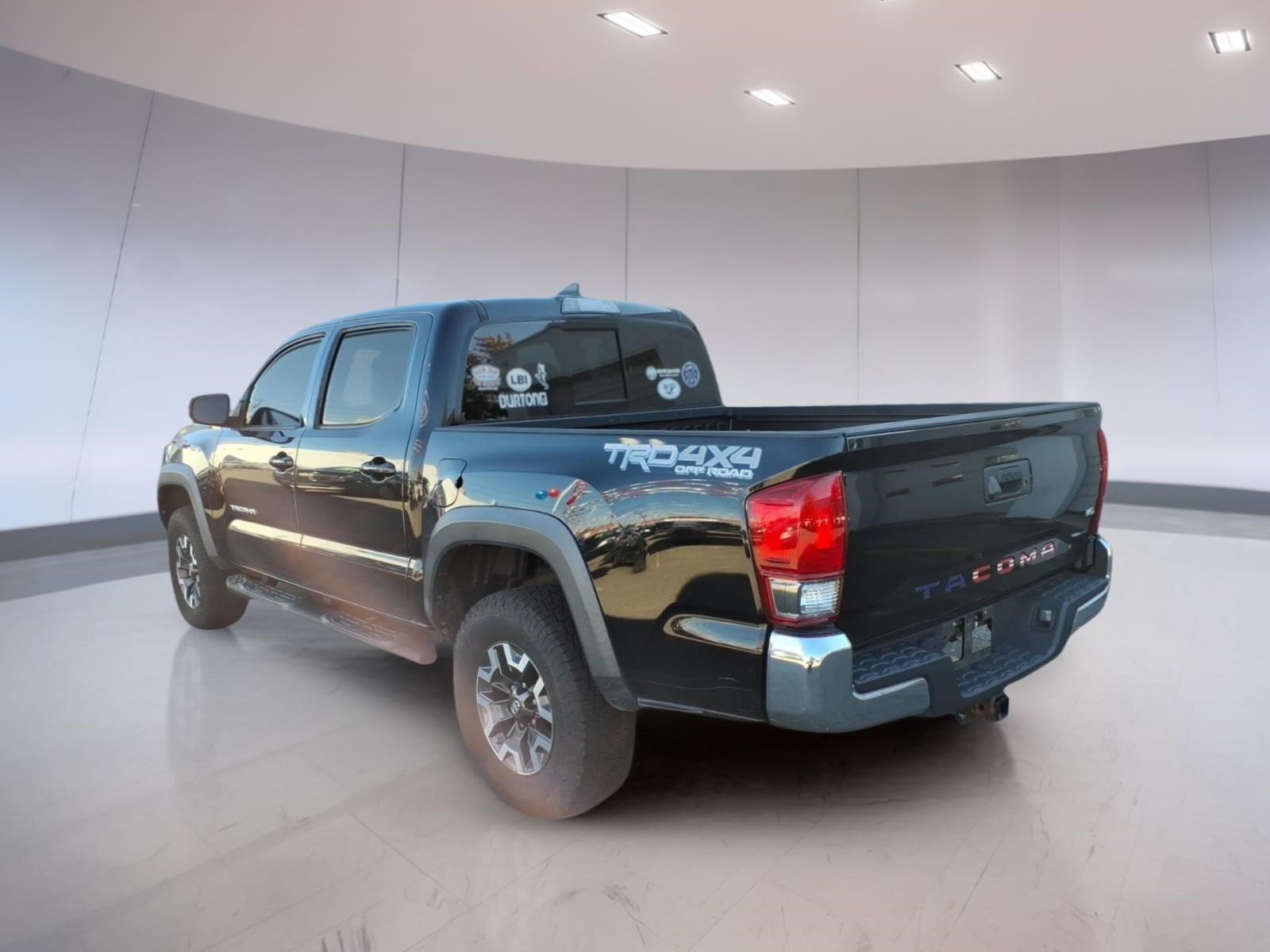 Used 2017 Toyota Tacoma TRD Off-Road w/ Exterior Package AWD/4WD image 3