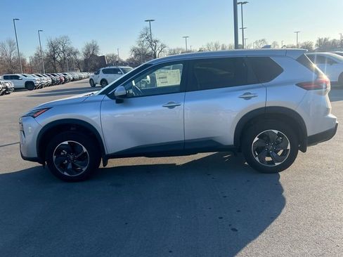 Used 2024 Nissan Rogue SV image 2