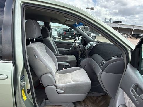 Used 2010 Toyota Sienna LE image 25