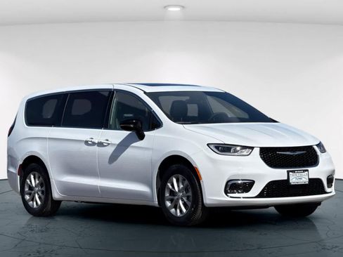 New 2026 Chrysler Pacifica Limited image 5