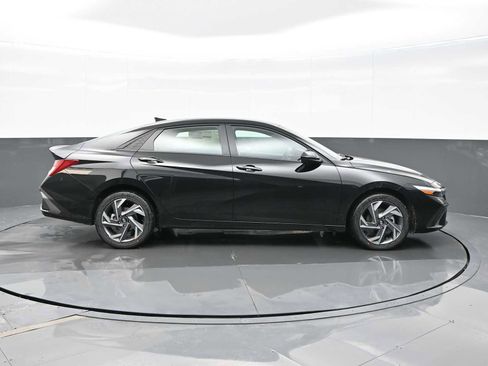 Certified 2025 Hyundai Elantra SEL FWD image 9