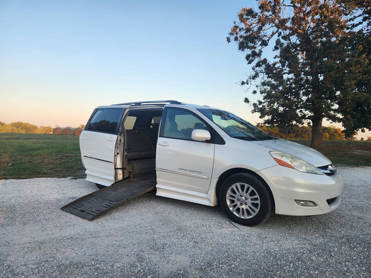 Used 2008 Toyota Sienna XLE Limited w/ XLE Limited Pkg 2 FWD image 1