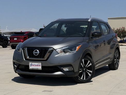 Used 2019 Nissan Kicks SR w/ SR Premium Package FWD image 2