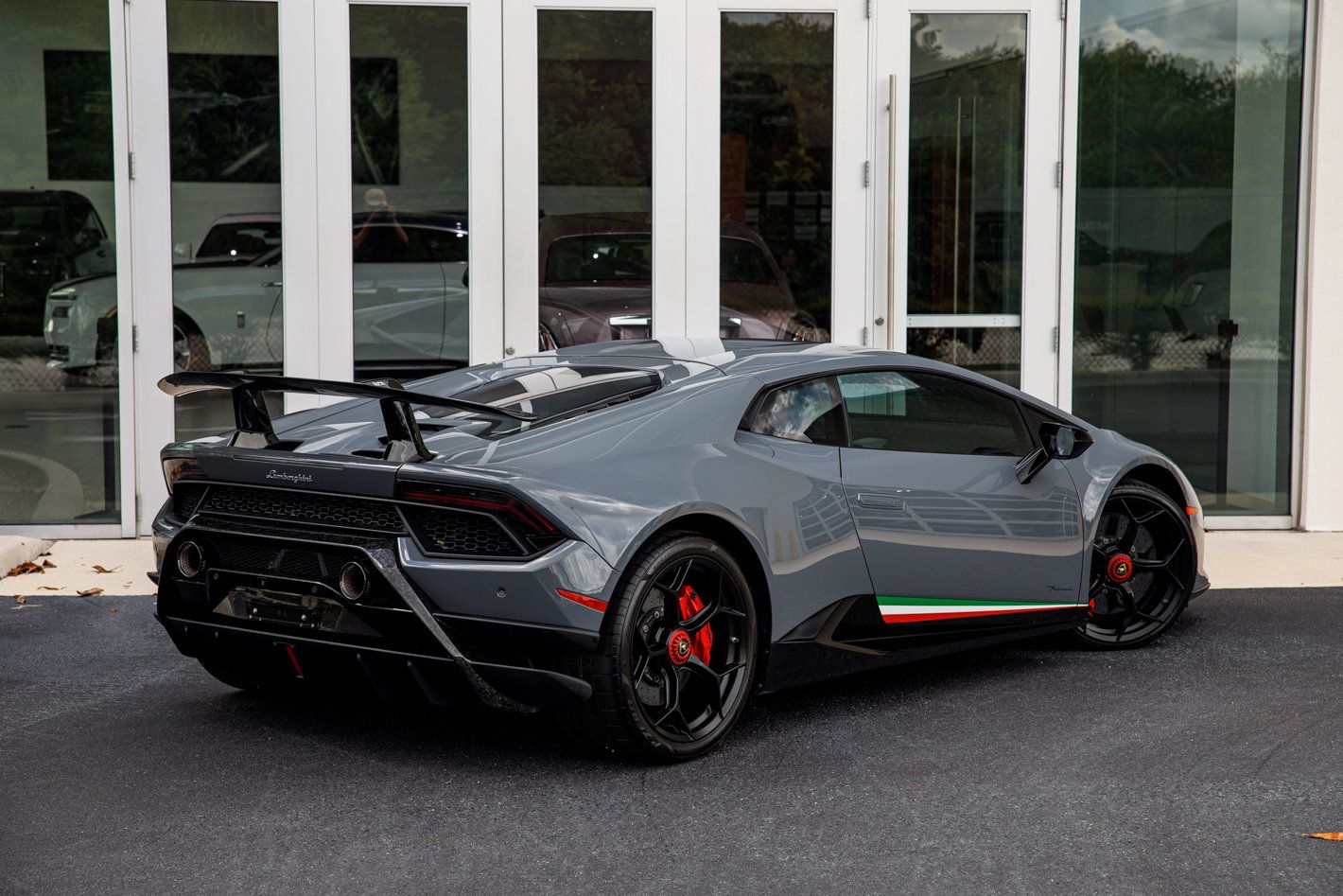 Used 2018 Lamborghini Huracan Performante AWD/4WD image 16