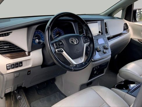 Used 2016 Toyota Sienna XLE Premium FWD image 17