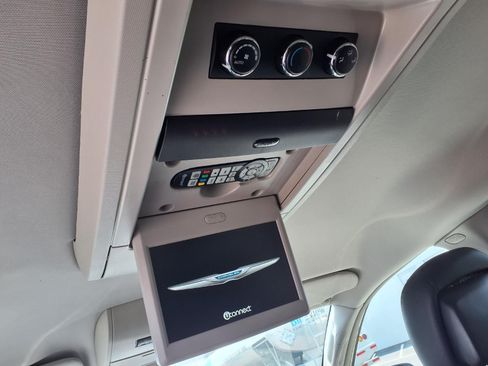 Used 2016 Chrysler Town & Country Touring w/ Driver Convenience Group FWD image 15