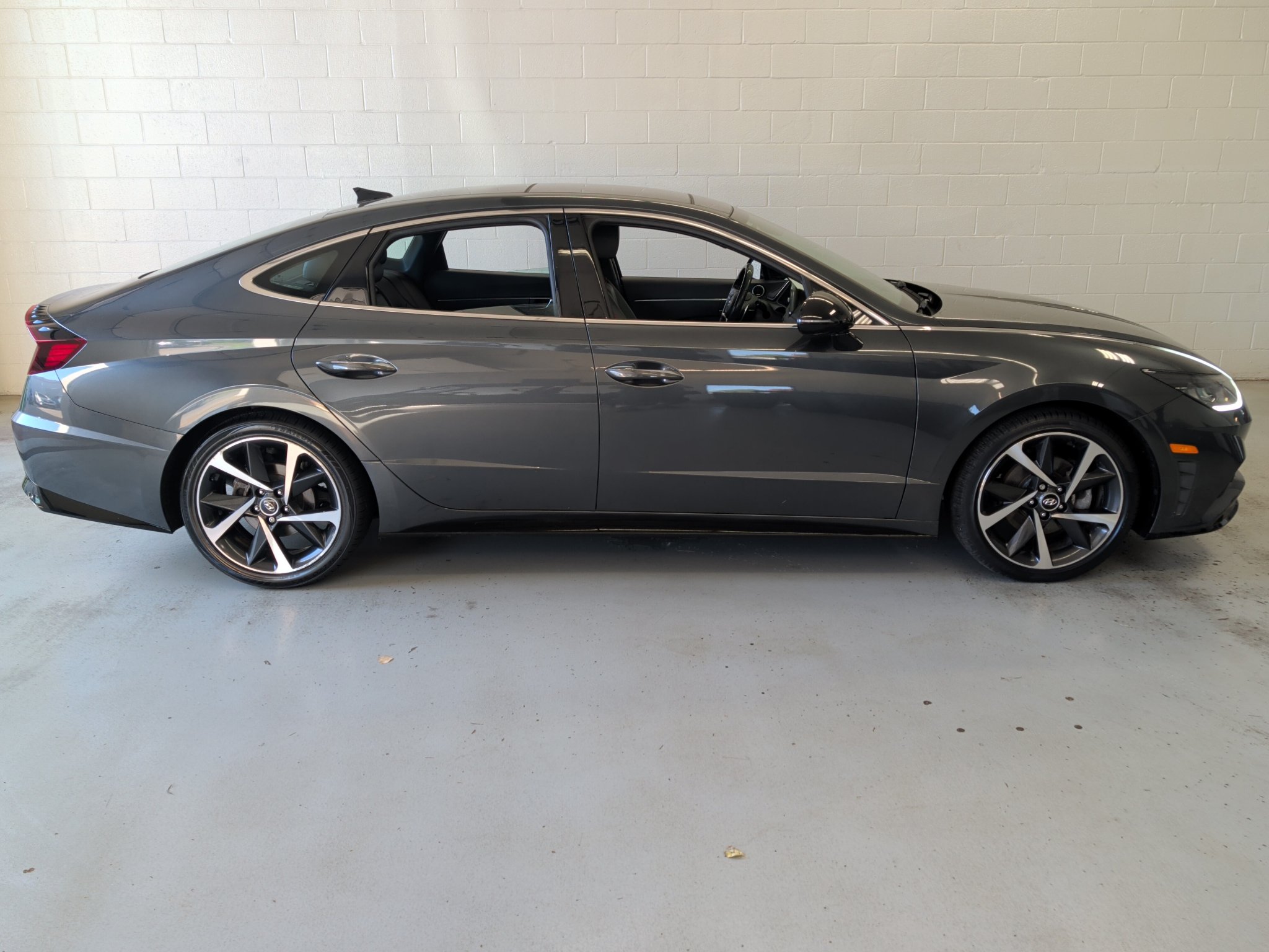 Used 2023 Hyundai Sonata SEL Plus FWD image 2