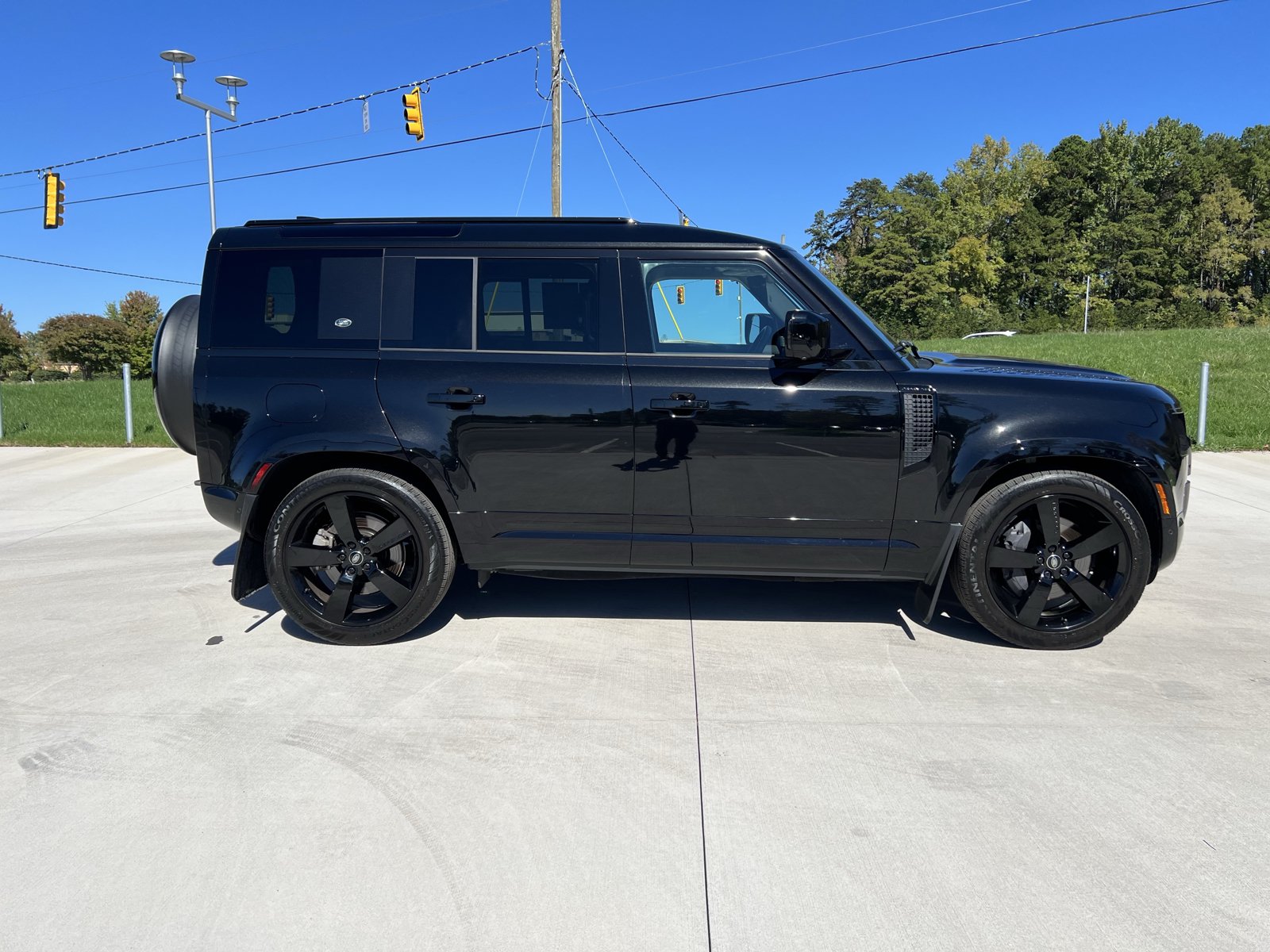 Used 2024 Land Rover Defender 110 X-Dynamic SE AWD/4WD image 9