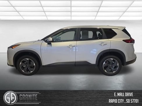 Used 2024 Nissan Rogue SV AWD/4WD image 2