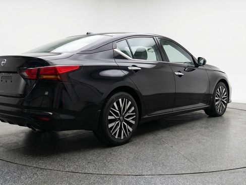 Used 2025 Nissan Altima 2.5 SV FWD image 9