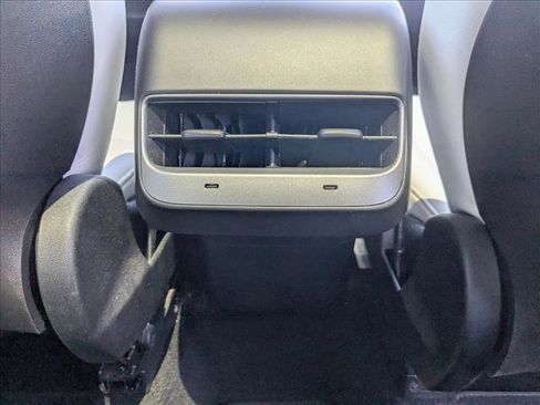 Used 2024 Tesla Model Y 2WD image 17