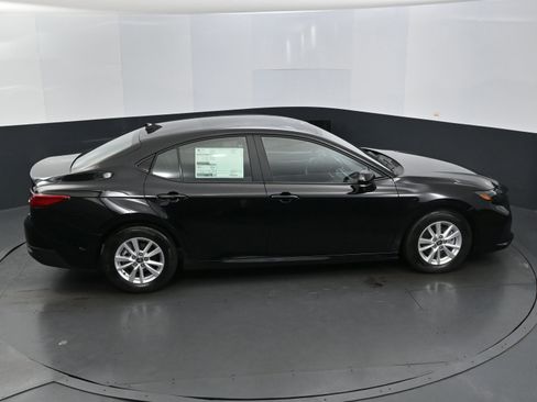 Used 2025 Toyota Camry LE image 32