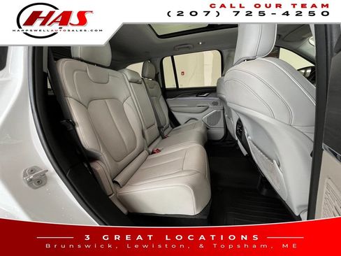 Used 2023 Jeep Grand Cherokee Overland AWD/4WD image 13