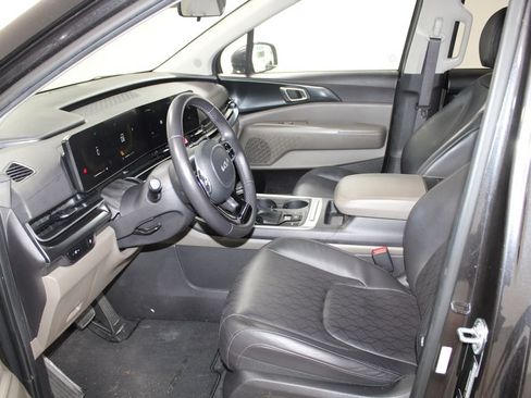 Used 2025 Kia Carnival FWD image 16