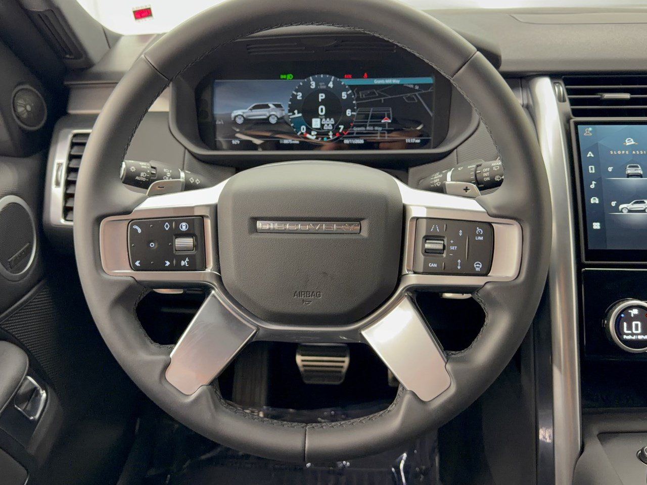 Certified 2026 Land Rover Discovery Dynamic SE AWD/4WD image 10