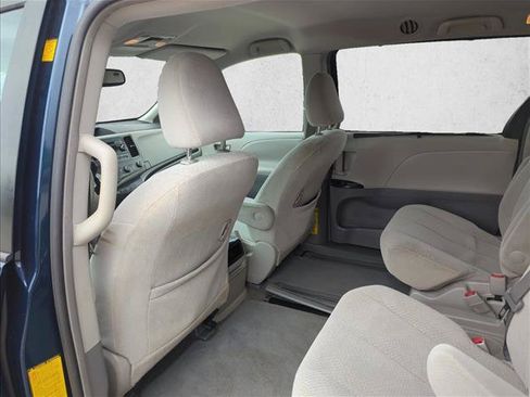 Used 2011 Toyota Sienna LE w/ Towing Pkg FWD image 17