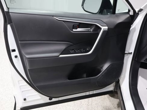 Used 2025 Toyota RAV4 XLE image 12