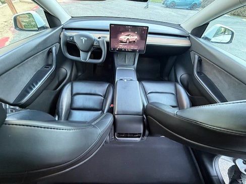 Used 2022 Tesla Model Y AWD image 4