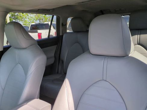 Used 2022 Toyota Highlander XLE FWD image 8