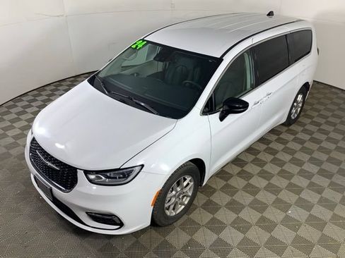 Used 2024 Chrysler Pacifica Touring-L FWD image 18