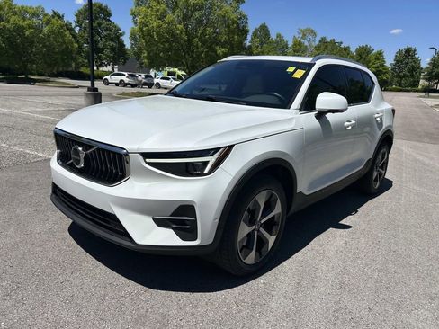 Used 2024 Volvo XC40 B5 Plus AWD/4WD image 3