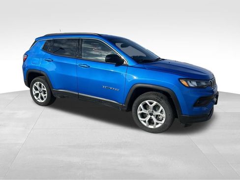 Used 2025 Jeep Compass Latitude image 40