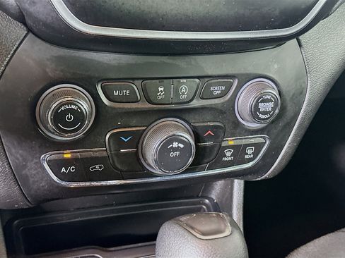 Used 2019 Jeep Cherokee Latitude w/ Popular Appearance Group image 23