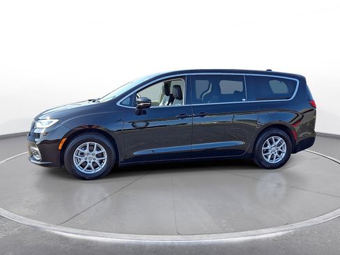Used 2024 Chrysler Pacifica Touring-L FWD image 4