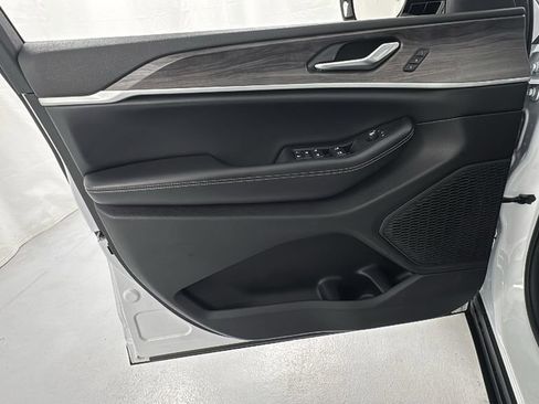 Used 2024 Jeep Grand Cherokee Limited image 19