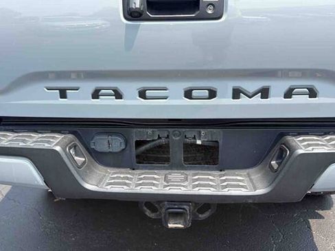Used 2019 Toyota Tacoma TRD Sport AWD/4WD image 12