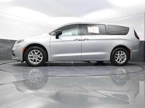 Used 2024 Chrysler Pacifica Touring-L image 28