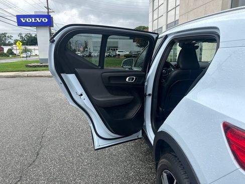 Used 2025 Volvo XC40 B5 Core AWD/4WD image 13