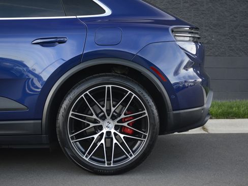 Certified 2025 Porsche Macan 4S Electric image 38