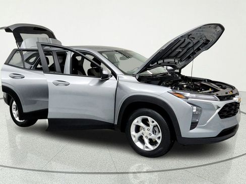 Certified 2025 Chevrolet Trax LS w/ LS Convenience Package FWD image 14
