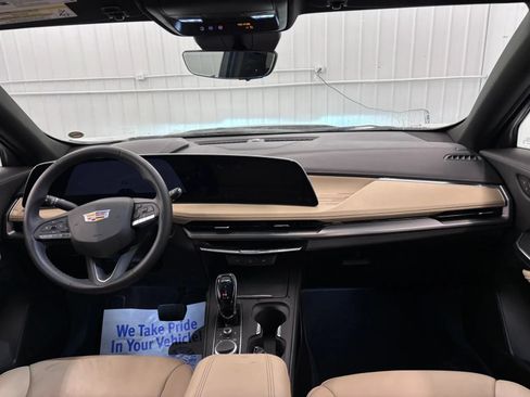 Used 2024 Cadillac XT4 Premium Luxury w/ Technology Package FWD image 18